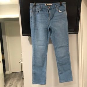 Women’s Levi mid rise skinny straight jeans Size 16